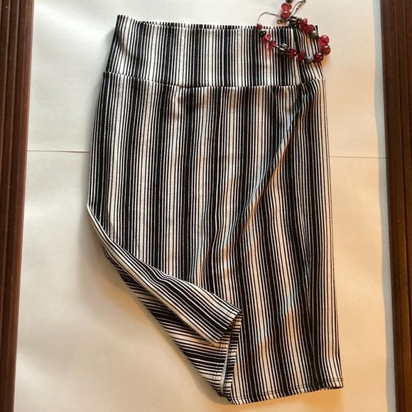 NWT LuLaRoe CASSIE Black White Stripe Print Sexy Pull On Straight Pencil Skirt S - Picture 2 of 7